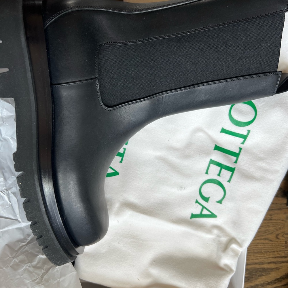 BOTTEGA VENETA Black Lug boot. New with tags and box. Never worn. Size 41 - Picture 2 of 6